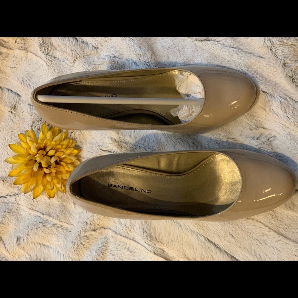 Bandolino tan Size 9 wide heels